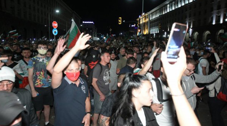 Полицай с метален бокс налага протестиращи! Над 60 задържани, разтуриха Орлов мост