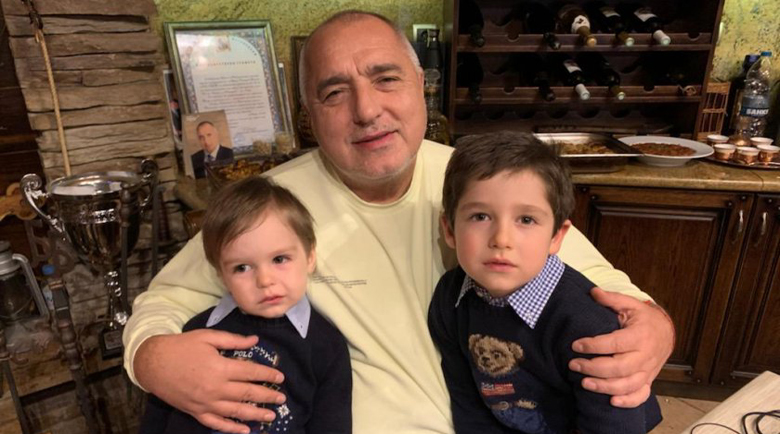 Борисов отново показа снимка с внуците на Бъдни вечер