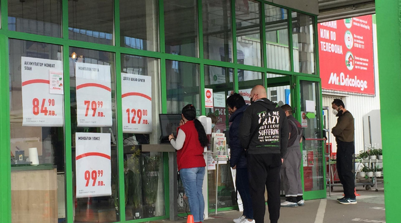 След повторното затваряне: Големи магазини се спасяват със свита търговска площ