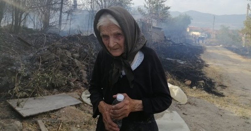 Спасиха 90-годишната баба Мария от горящата й къща