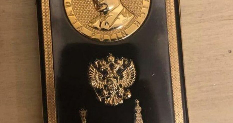 Уникален златен телефон с лика на Путин откриха в Брендо