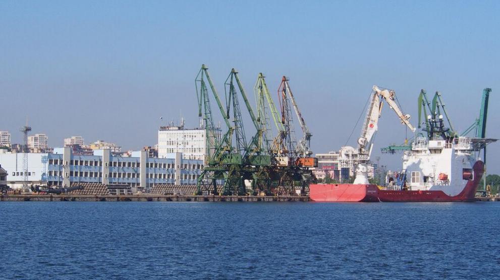 Пристанищни работници във Варна излизат на протест