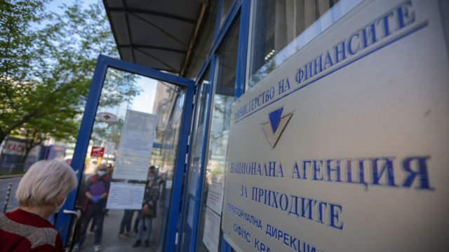 Мъж съди НАП за 1 млрд. лв. заради непрестанни проверки, които влошили здравето му
