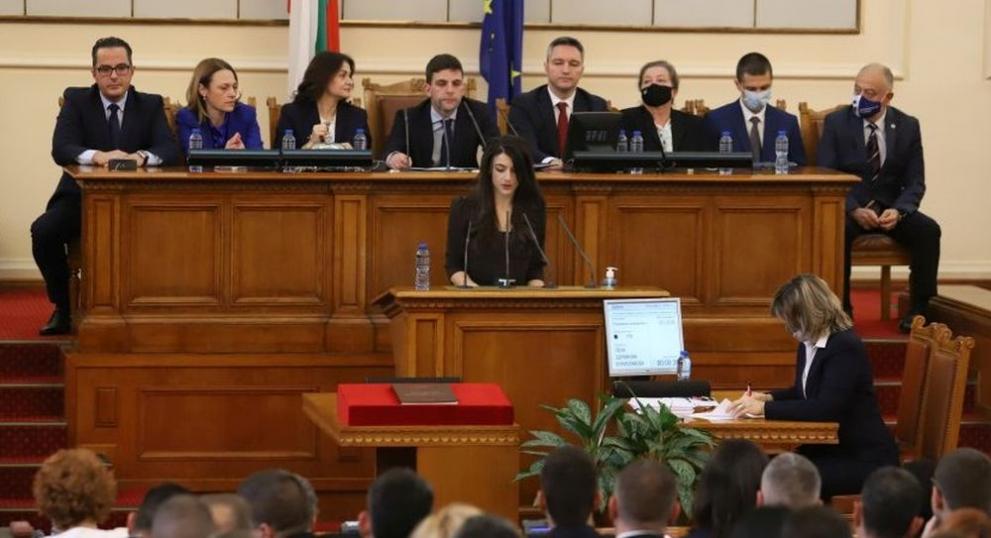 Рекорден брой зам.-председатели на парламента, масата не ги побира