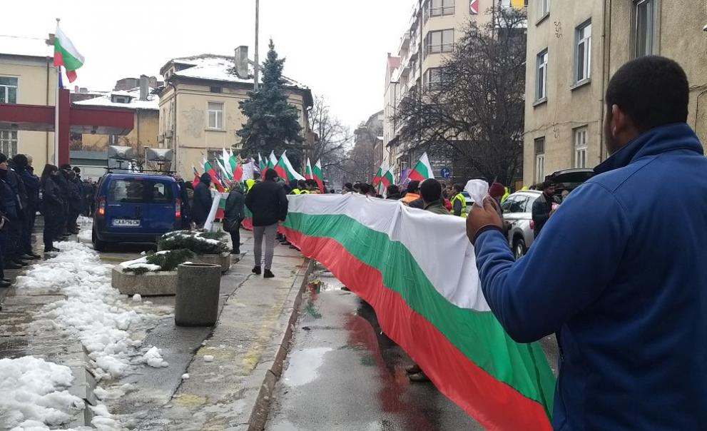 Протестиращи „опаковаха“ МРРБ с българското знаме