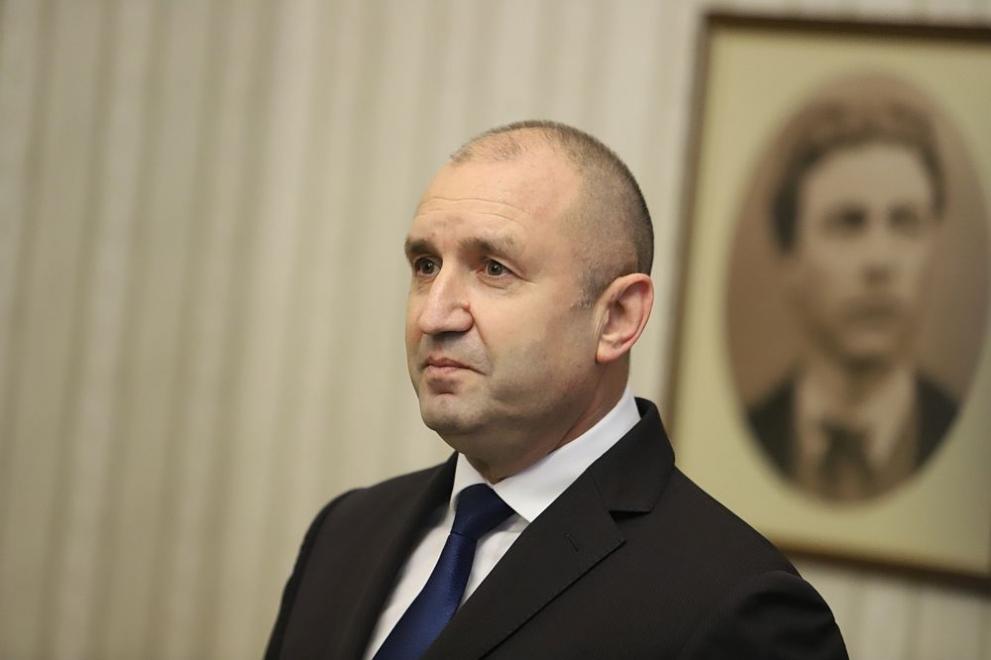 Радев връчи мандата на „Продължаваме промяната”, Петков върна готов проектосъстав за кабинет