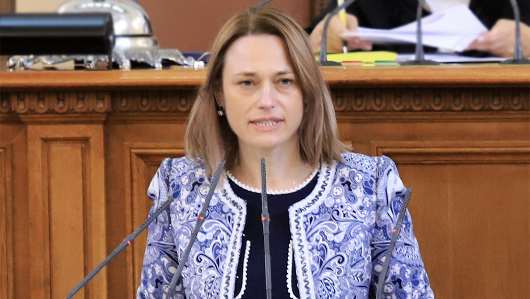 Митева за зеления сертификат в парламента: Приравниха ни на мол, на театър, на цирк