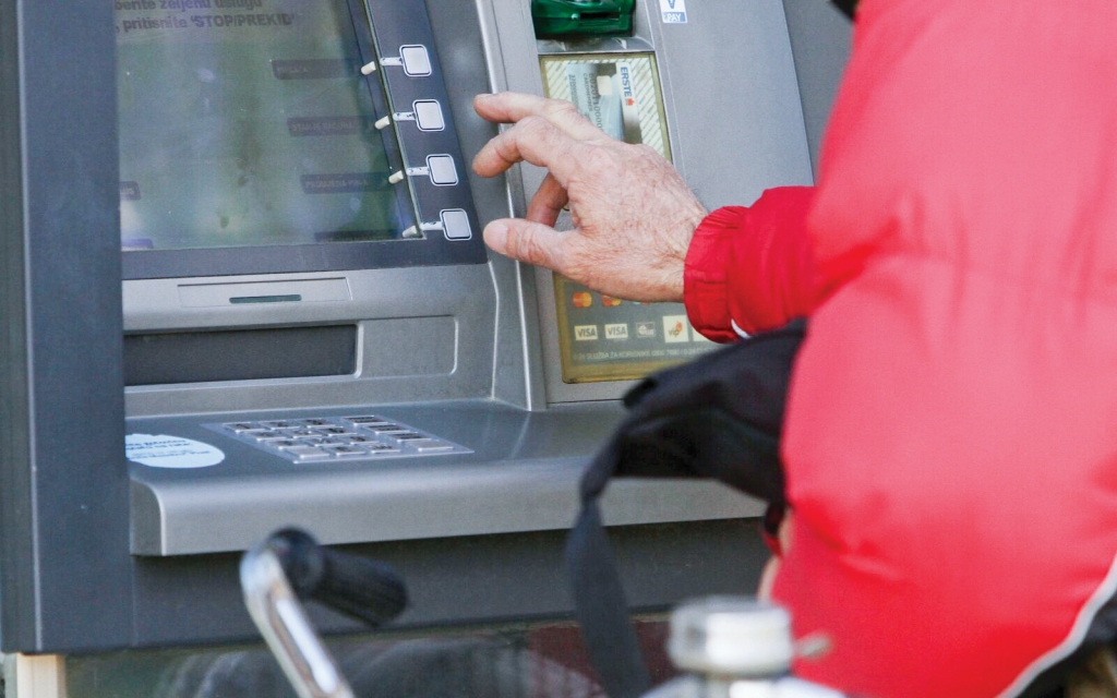 Сложиха такса за теглене на пенсия от банкомат