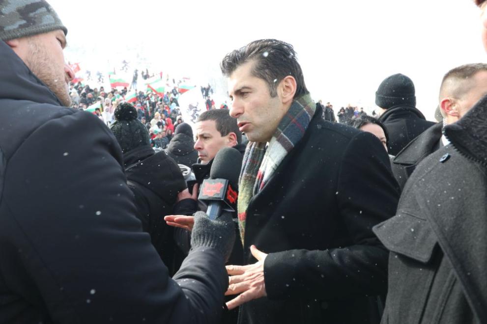 Напрежение на връх Шипка: Освиркаха и замеряха премиера Кирил Петков