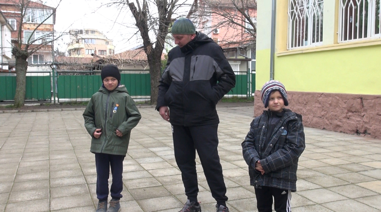 Избягалите от войната Саша и Коля тръгнаха на училище в Бургас