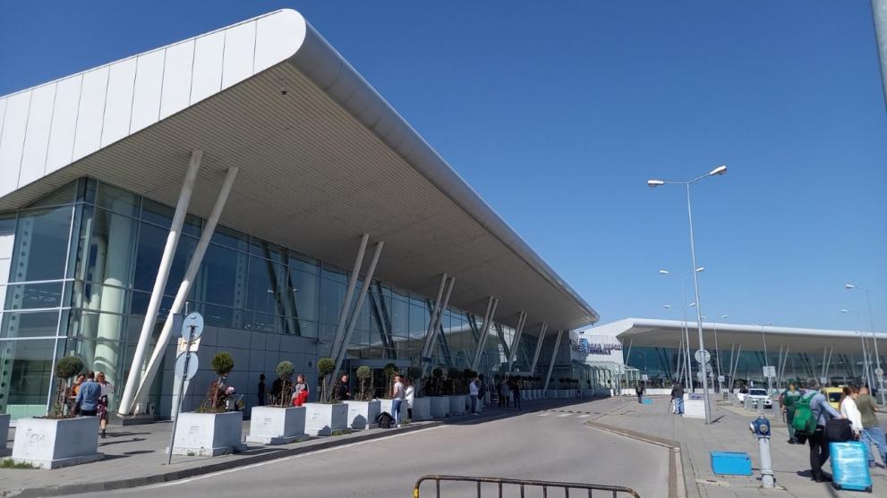 Сигнал за бомба в самолет на столичното летище