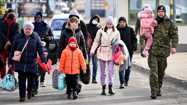 Близо 60 хил. украинци трябва да освободят хотелите, в които са настанени