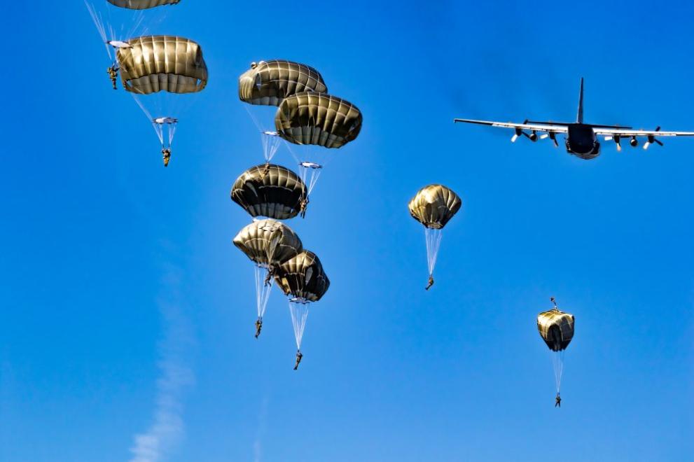 Военен пострада тежко при скок с парашут