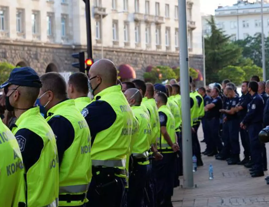 Протести на полицаи и надзиратели в цялата страна