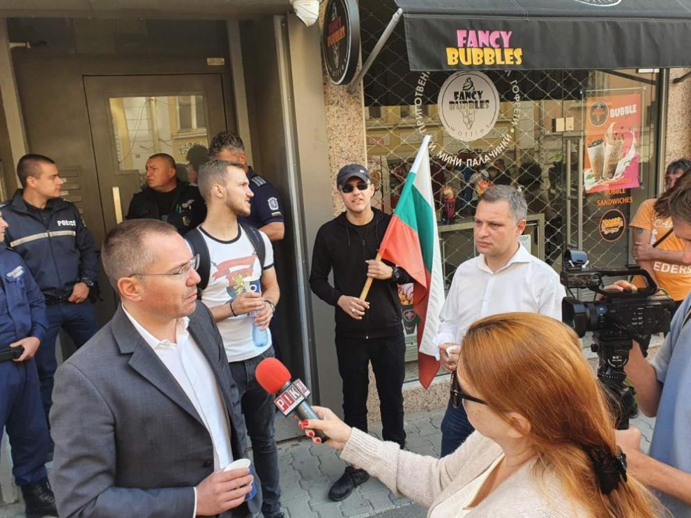 Привърженици на ВМРО блокираха дома на Кирил Петков