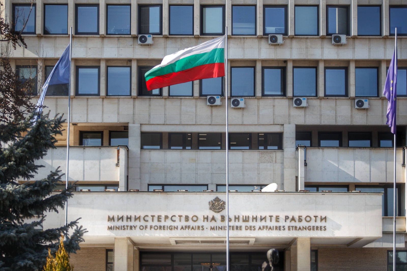 Ще блокира ли външно министерство? Служители започват стачка в петък