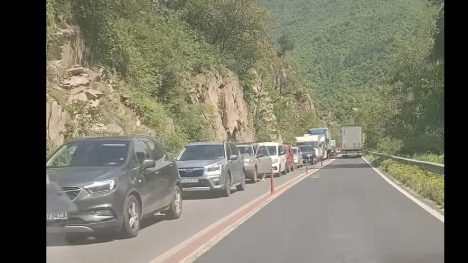 Огромно задръстване в Кресненското дефиле към Гърция