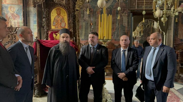 Българската делегация в Атон посети библиотеката в Зографския манастир