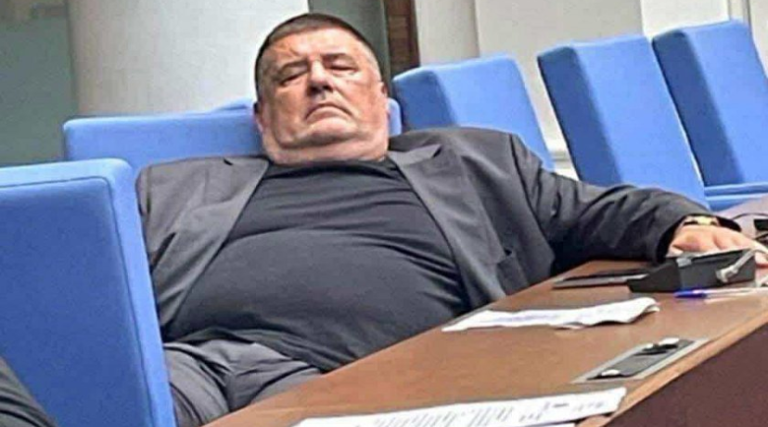 Скъпоструващи денгуби: Депутати заспаха на банките в парламента