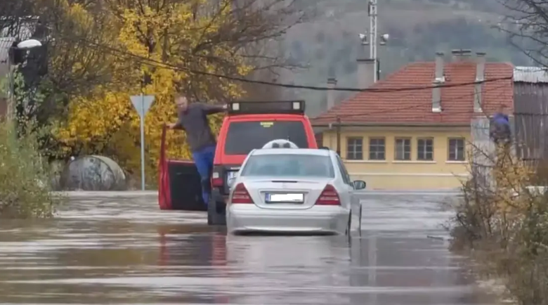 Бедствено положение в Петрич, Сандански и Струмяни, затворени пътища